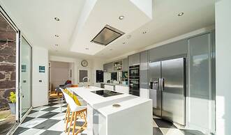 Sunnybrae House Seaside Family-friendly Getaway in Stonehaven With Hot