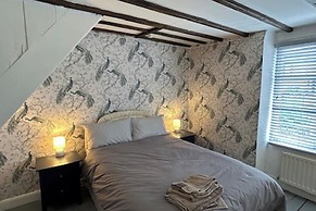 Quaint High Street Cottage in Northampton