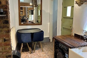 Quaint High Street Cottage in Northampton