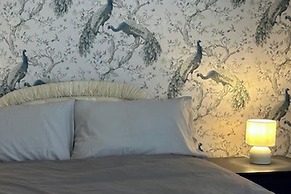 Quaint High Street Cottage in Northampton