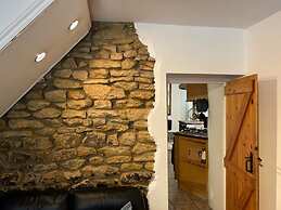 Quaint High Street Cottage in Northampton