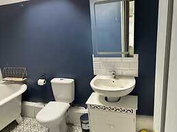 Quaint High Street Cottage in Northampton