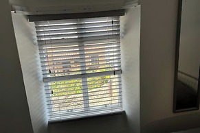 Quaint High Street Cottage in Northampton