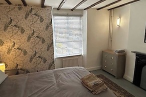 Quaint High Street Cottage in Northampton