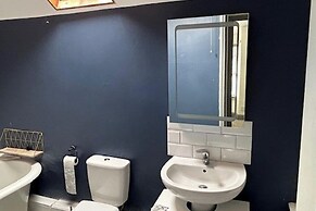 Quaint High Street Cottage in Northampton