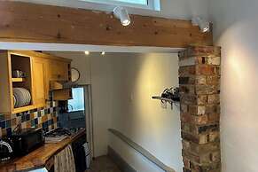 Quaint High Street Cottage in Northampton