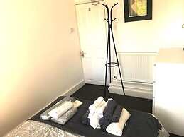 Cozy Quiet City Escape - Northampton Apartment