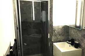Cozy Quiet City Escape - Northampton Apartment
