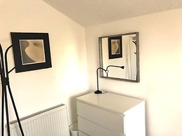 Cozy Quiet City Escape - Northampton Apartment