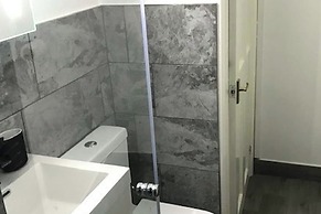 Cozy Quiet City Escape - Northampton Apartment