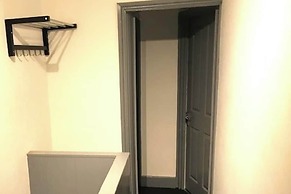 Cozy Quiet City Escape - Northampton Apartment