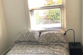 Cozy Quiet City Escape - Northampton Apartment
