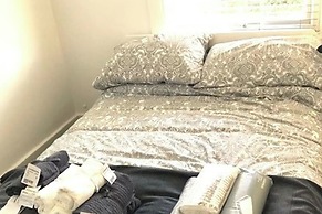 Cozy Quiet City Escape - Northampton Apartment
