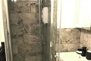 Cozy Quiet City Escape - Northampton Apartment