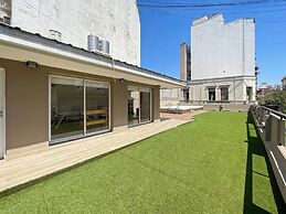 Modern Studio With Amenities and Balcony in the Heart of the City