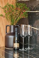 Deo Plaza by Downtown Apartments