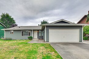 1 Mi to Dtwn: Enumclaw Family Retreat!