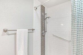 1 Mi to Dtwn: Enumclaw Family Retreat!