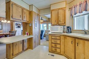 2 Mi to Lake Havasu: Pet-friendly Home w/ Grill!