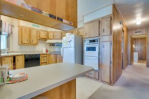 2 Mi to Lake Havasu: Pet-friendly Home w/ Grill!