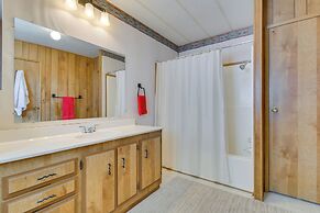 2 Mi to Lake Havasu: Pet-friendly Home w/ Grill!