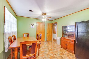 Inviting Vicksburg Home w/ Patio + Charcoal Grill!