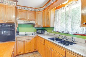 Inviting Vicksburg Home w/ Patio + Charcoal Grill!