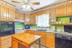 Inviting Vicksburg Home w/ Patio + Charcoal Grill!