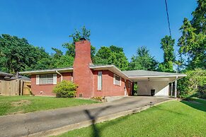 Inviting Vicksburg Home w/ Patio + Charcoal Grill!