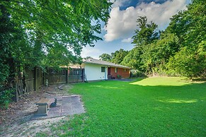 Inviting Vicksburg Home w/ Patio + Charcoal Grill!