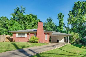 Inviting Vicksburg Home w/ Patio + Charcoal Grill!