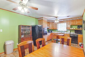 Inviting Vicksburg Home w/ Patio + Charcoal Grill!