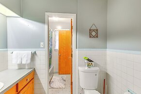 Inviting Vicksburg Home w/ Patio + Charcoal Grill!