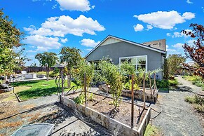 1 Mi to Dtwn Winters: Home w/ Fire Pit & Patio!