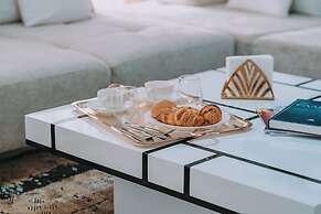 Voula Luxury Modern Living with Garden