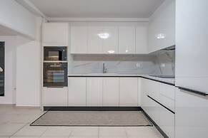 Voula Luxury Modern Living with Garden