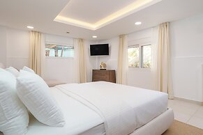 Voula Luxury Modern Living with Garden