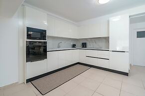 Voula Luxury Modern Living with Garden