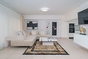 Voula Luxury Modern Living with Garden