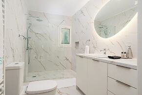 Voula Luxury Modern Living with Garden