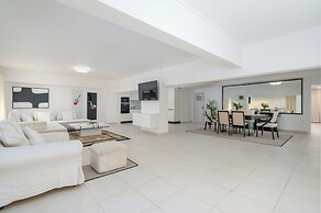 Voula Luxury Modern Living with Garden