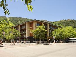Gold-rated 2 Bedroom Condo at the Base of Aspen Mountain