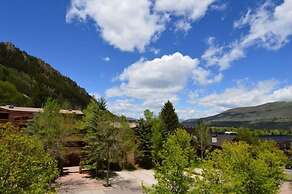 2 Bedroom Premier Vacation Rental in Downtown Aspen - Steps From Gondo