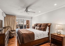 2 Bedroom Premier Vacation Rental in Downtown Aspen - Steps From Gondo