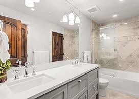 2 Bedroom Premier Vacation Rental in Downtown Aspen - Steps From Gondo