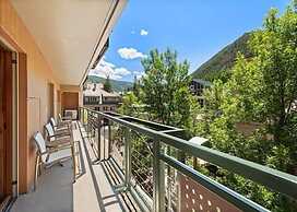 3 Bedroom Premier Vacation Rental in Heart of Downtown Aspen - Walk to