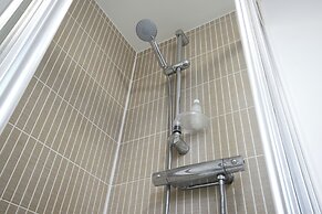 Modern 4 Bed Townhouse with Parking