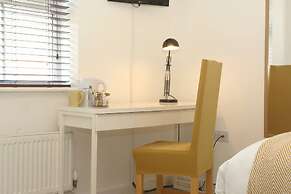 Modern 4 Bed Townhouse with Parking