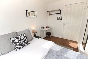 Modern 4 Bed Townhouse with Parking