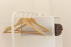 Modern 4 Bed Townhouse with Parking